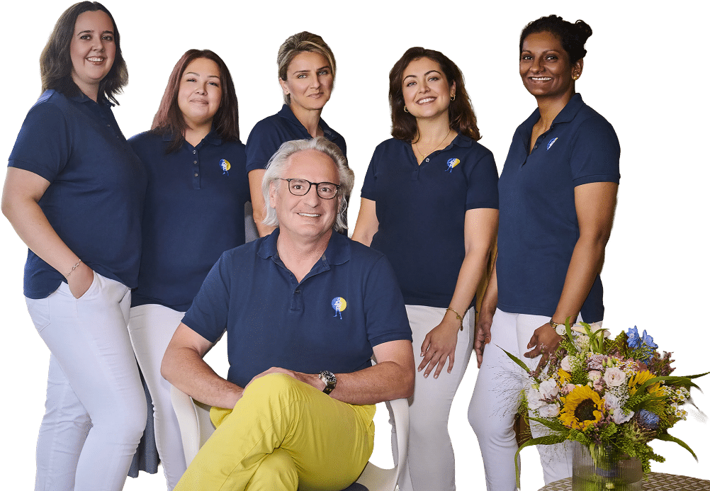 Das Team der SchmerzWerkstatt mit Dr. med. Claudius Gall, Bac. phil. MBA, Ärztin Simona Gece, Suganya Poologam, Nimet Akkaya, Nadina Arnautovic, Stefanie Mühlbauer, Sandra Schöfecker und Ajdina Dolovac.
