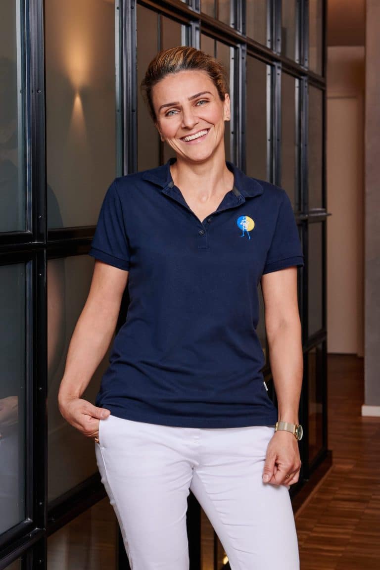 Nadina Arnautovic, Medizinische Fachangestellte in der SchmerzWerkstatt, begleitet Patientinnen und Patienten auf dem Weg zu weniger Schmerzen und mehr Lebensqualität.