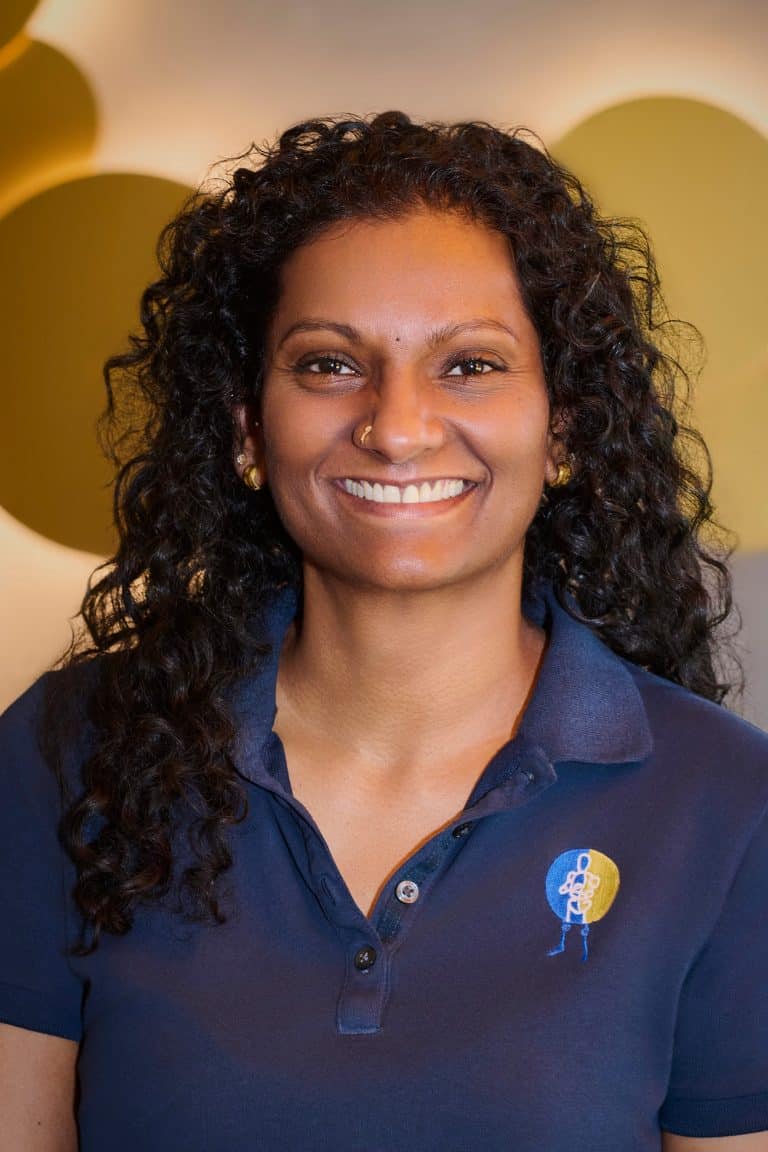Suganya Poologam, Praxismanagerin der SchmerzWerkstatt, kümmert sich um das Wohlergehen der Patientinnen und Patienten.